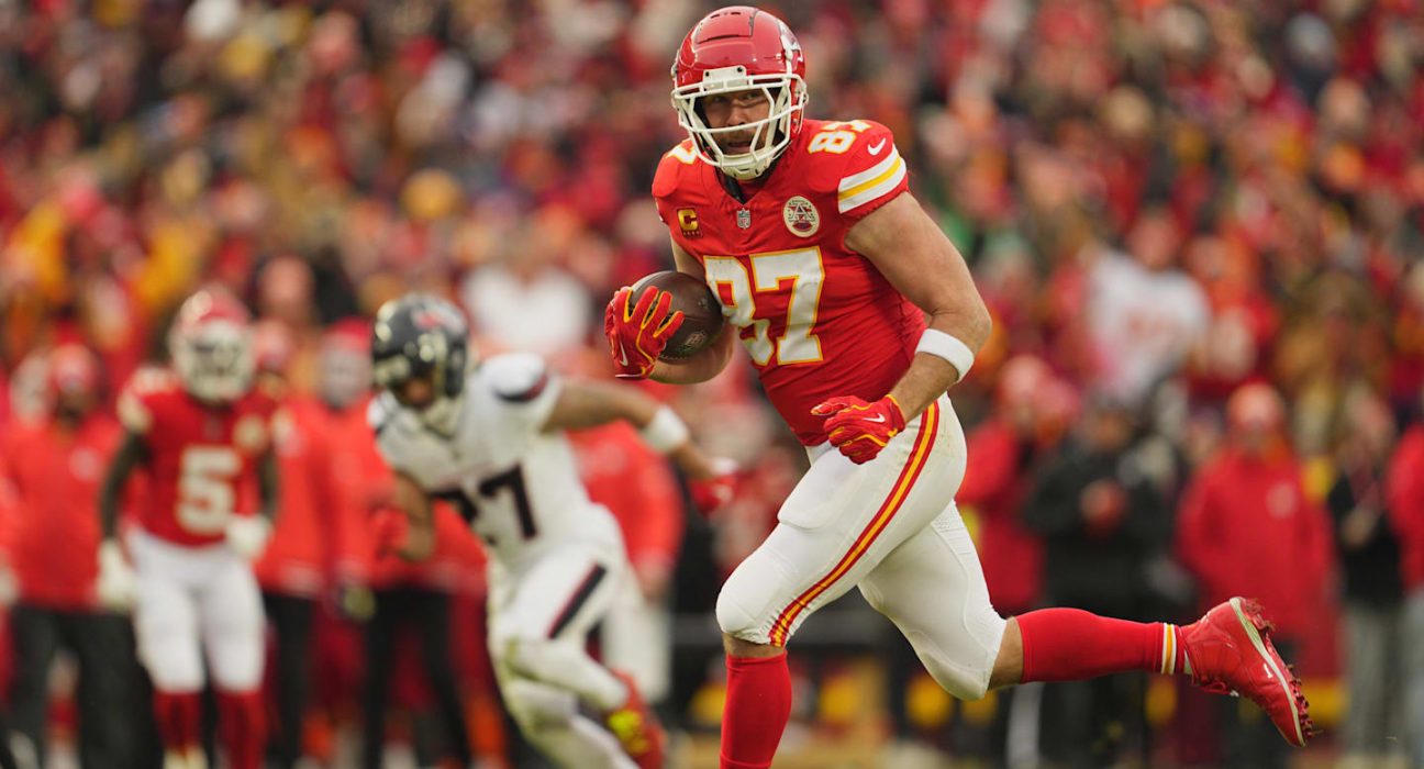 NFL Fans React to How Slow Travis Kelce Was Running on Near-Touchdown for Chiefs