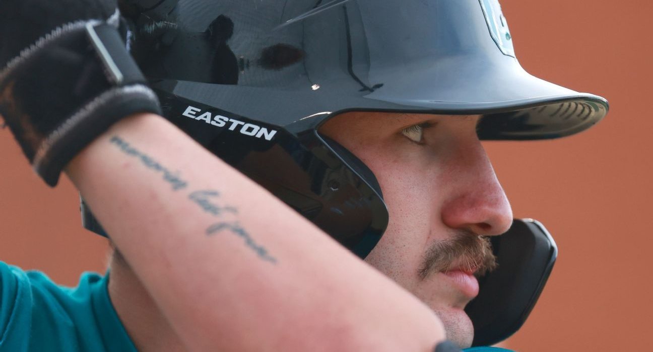 Ex-Twins ML catcher denies giving away pitches