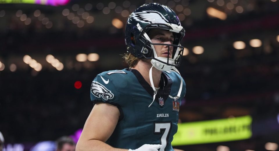 Kenny Pickett trade: Eagles send backup quarterback to Browns for draft pick and QB