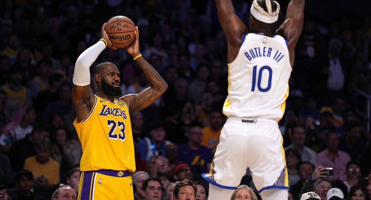 Follow live: Lakers trying to close gap vs. Warriors with playoff stakes on the line