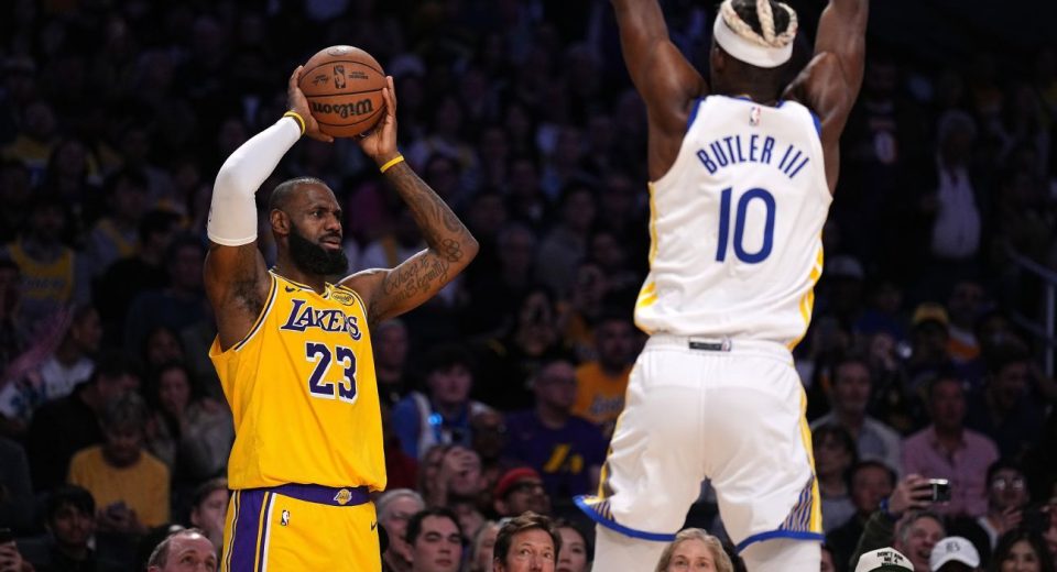 Follow live: Lakers trying to close gap vs. Warriors with playoff stakes on the line