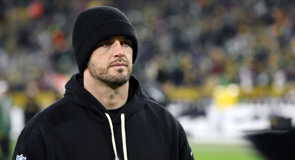 Derek Carr retiring from NFL due to shoulder injury
