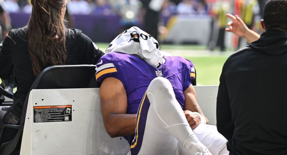 Moore, out all of ’24, hurt on first play for Vikings