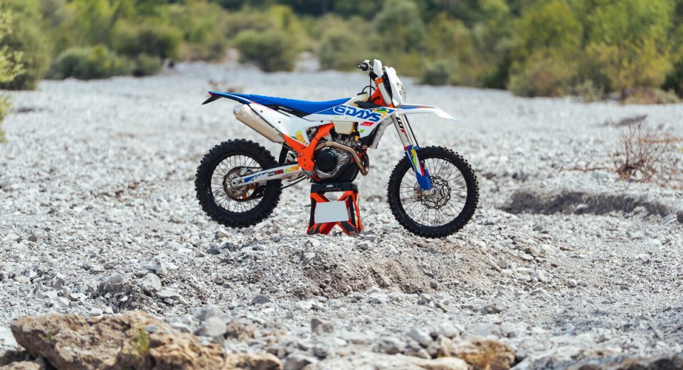 KTM’s 2026 EXC 6DAYS: Performance Upgrades, Bold Italian Livery… but Design May Fall Short