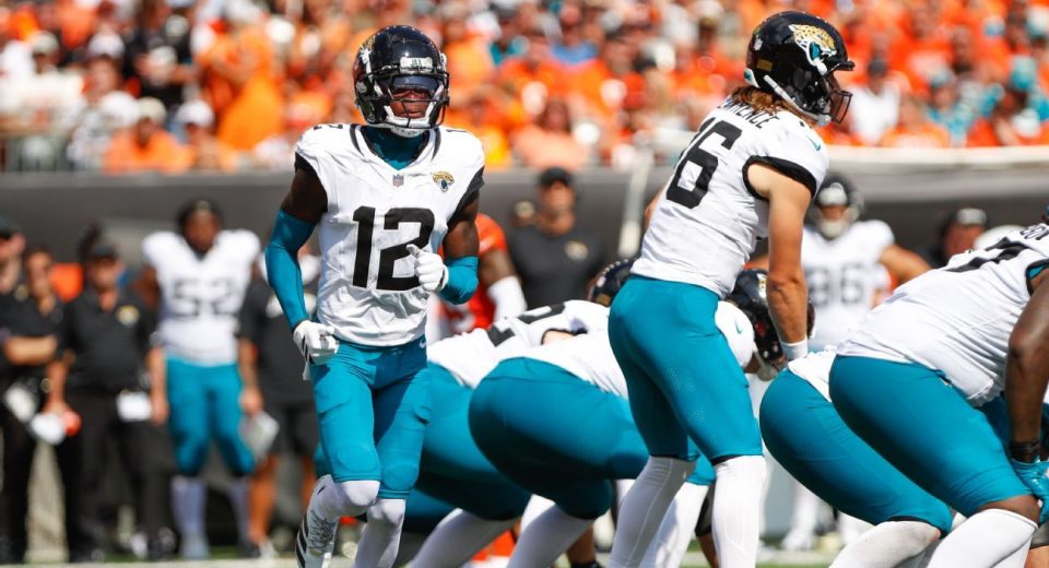 Buzz: Hunter plays both ways, Judkins debuts, Burrow injury and more from Sunday