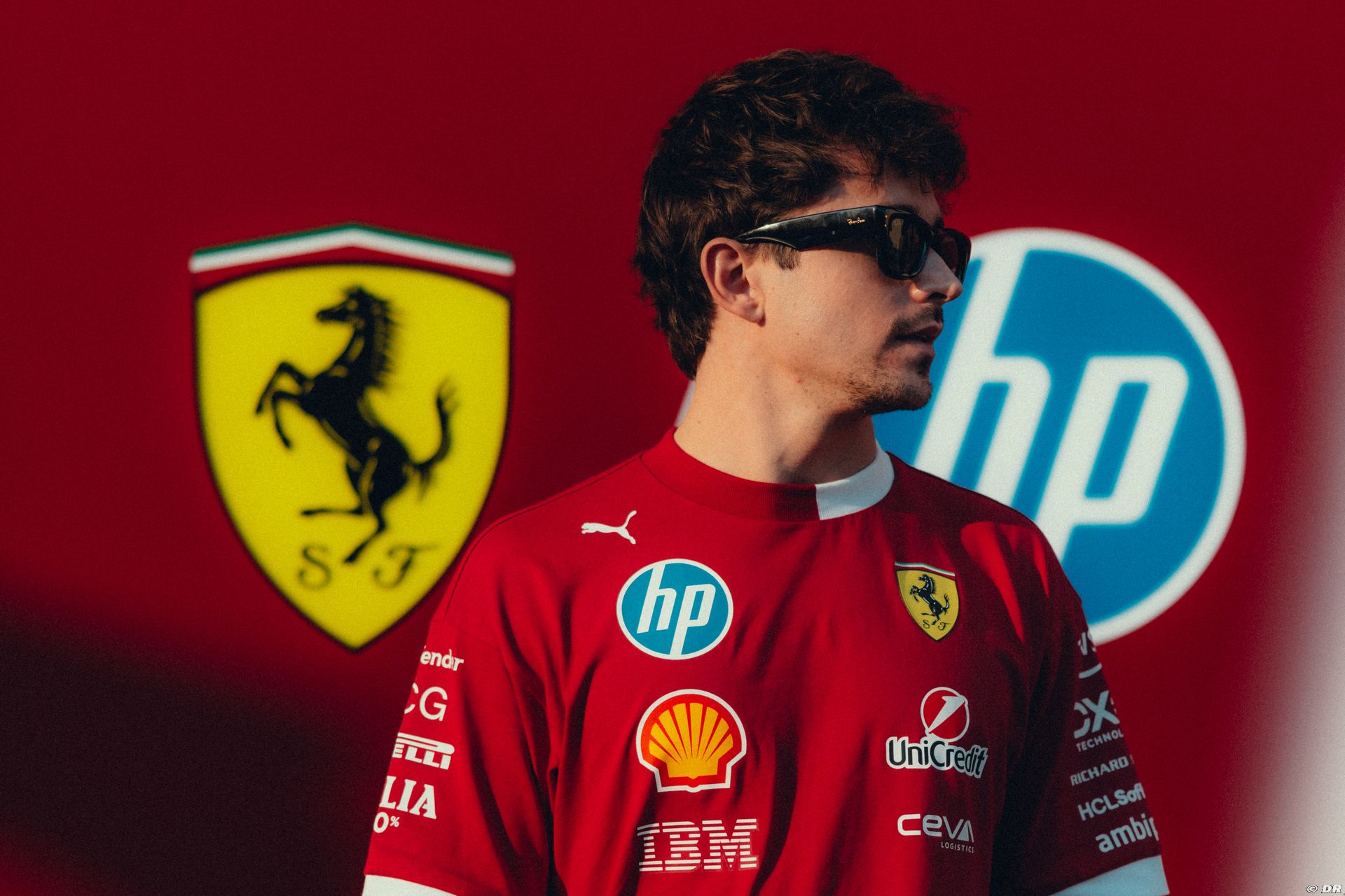 Leclerc, fidèle à Ferrari envers et contre tout : stratégie ou pari risqué ?