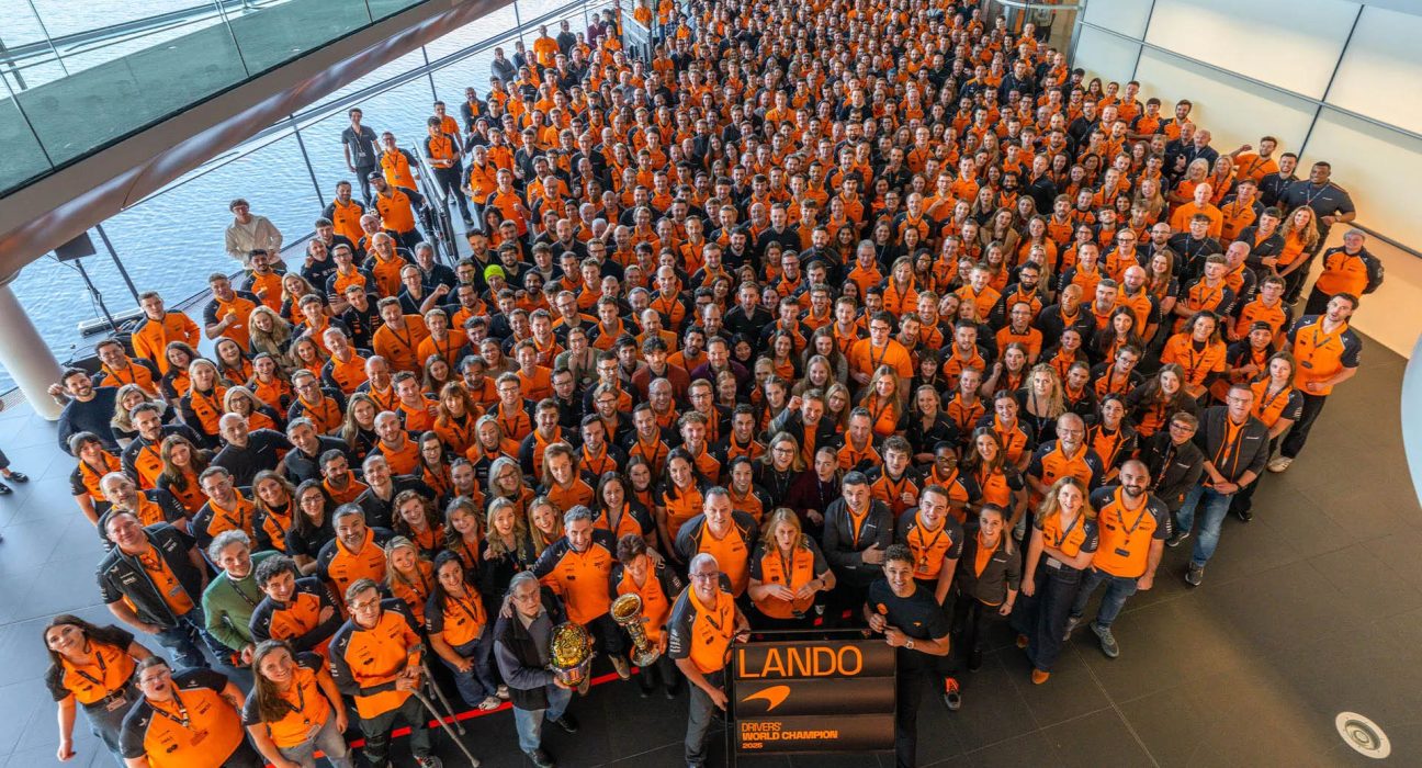 McLaren F1 fête à l’usine de Woking son premier titre pilotes depuis 2008