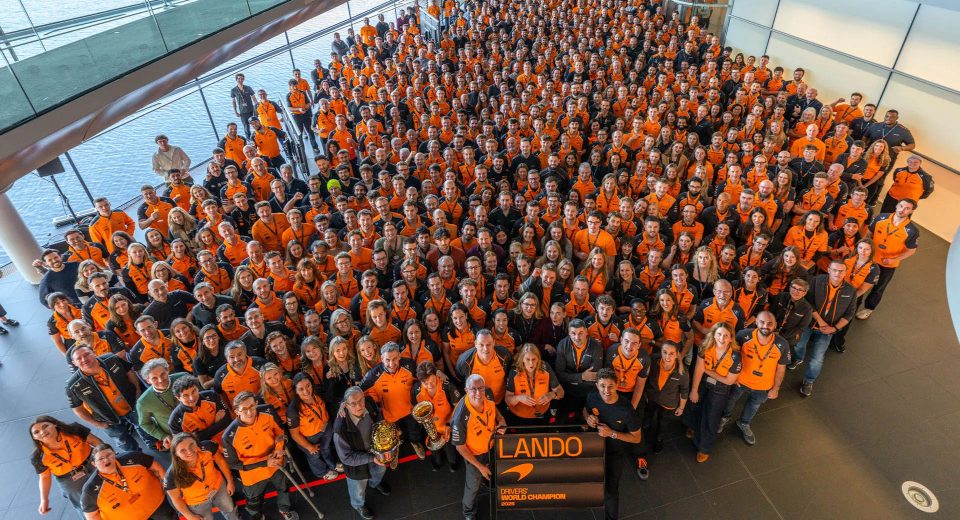 McLaren F1 fête à l’usine de Woking son premier titre pilotes depuis 2008
