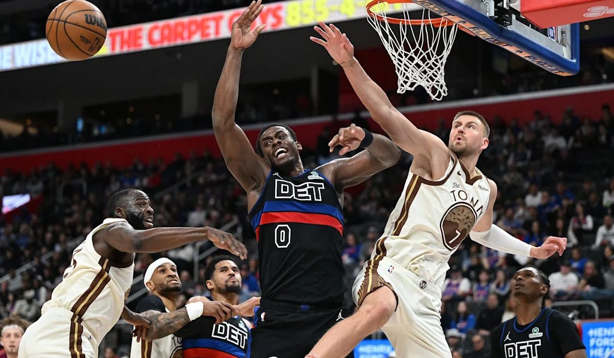 Kristaps Porzingis leaves Golden State Warriors' loss with injury