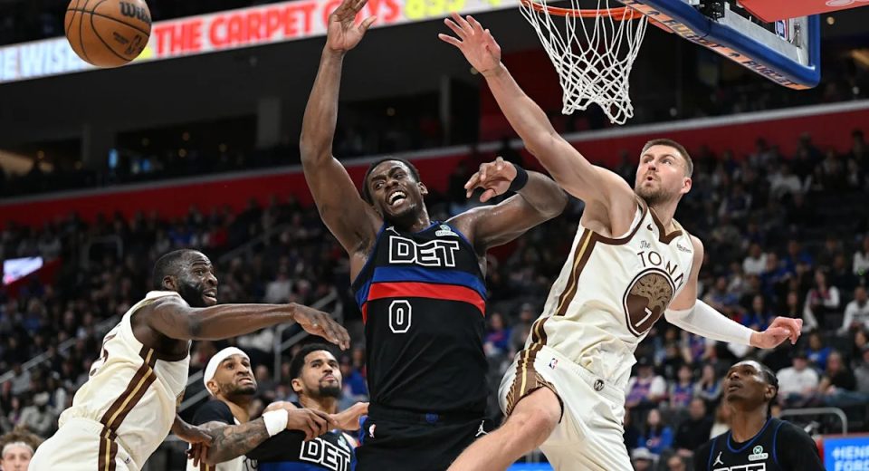 Kristaps Porzingis leaves Golden State Warriors' loss with injury