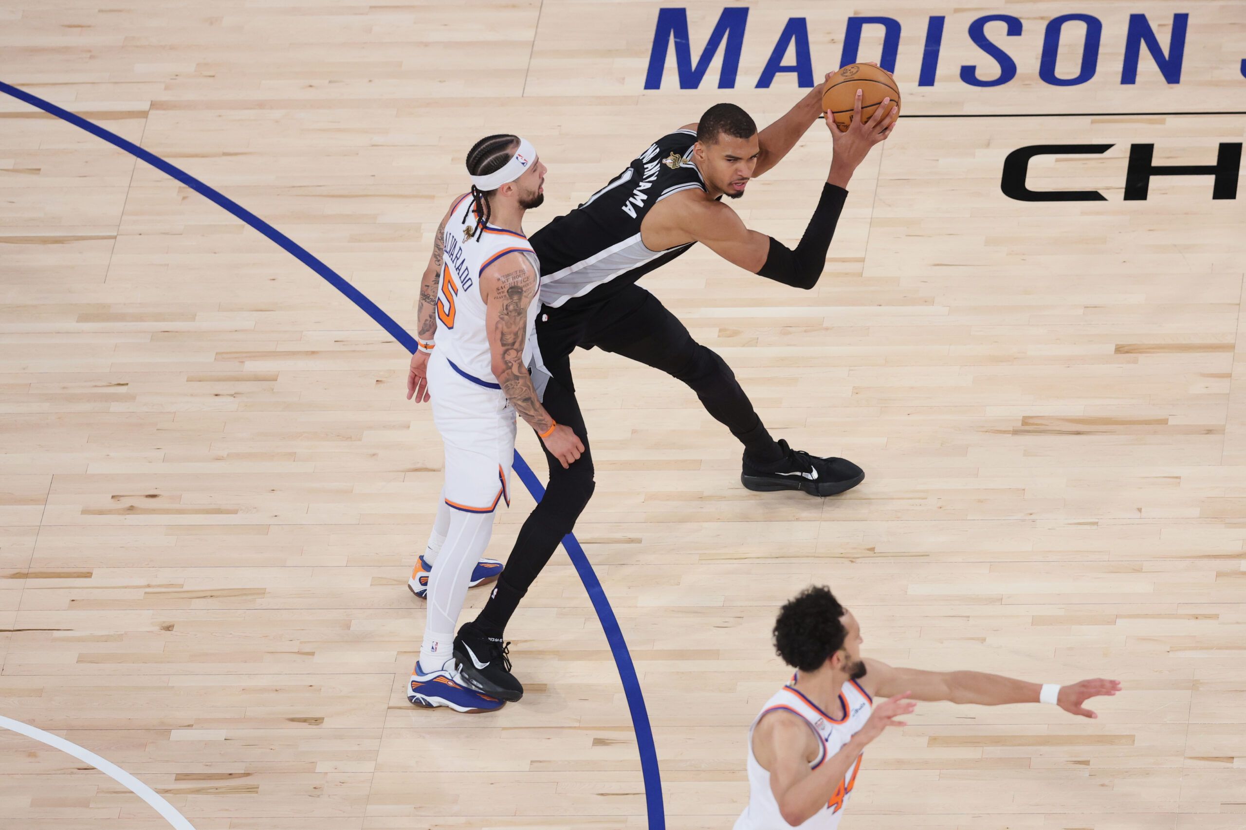 ‘Most Entertaining Basketball Game in a Long Time’ — Former NFL Linebacker Applauds ‘Violent’ Spurs-Knicks Game 3