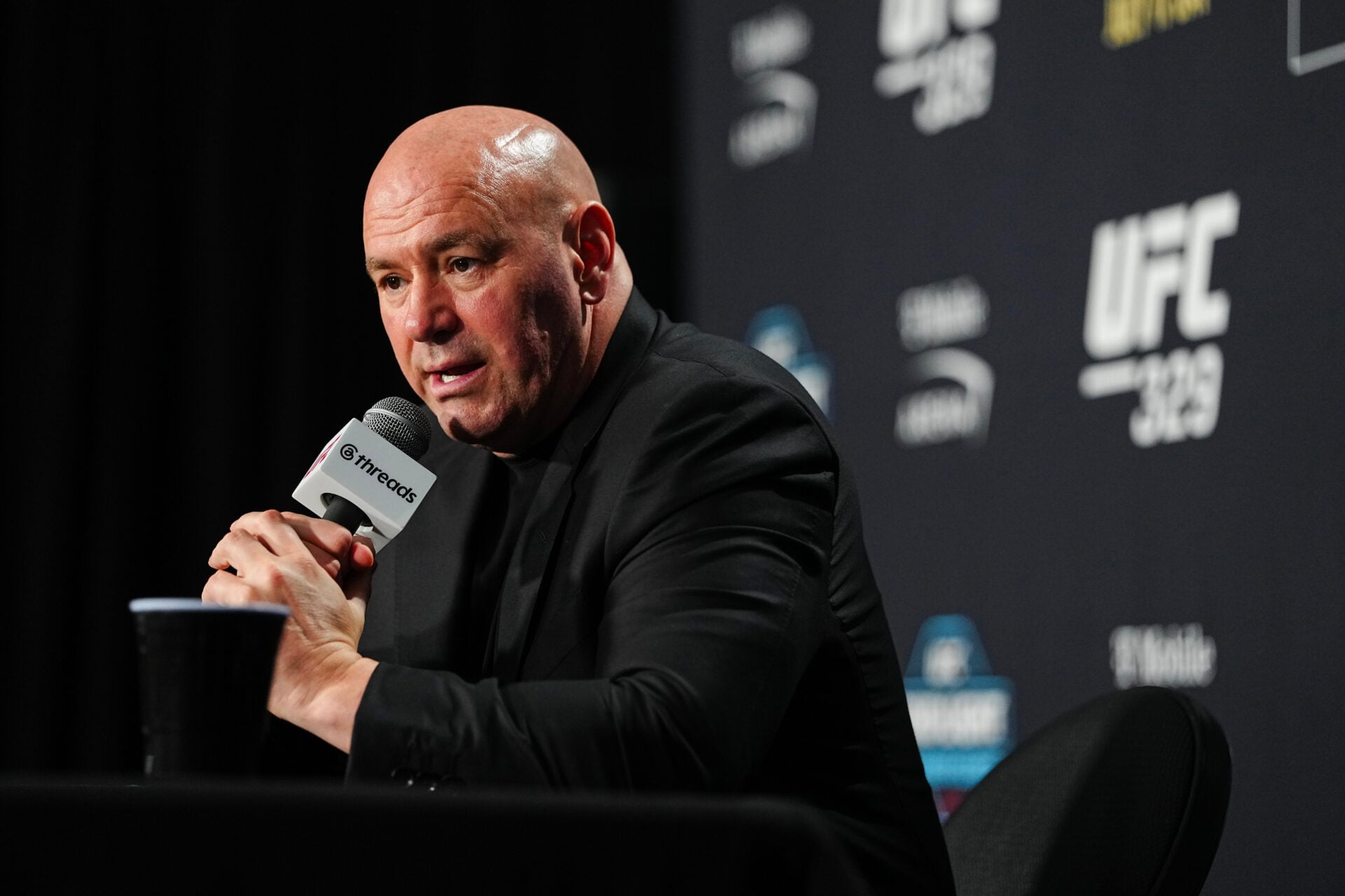 Dana White comes back on stage to defend Conor McGregor after leaving UFC 329 post-fight presser