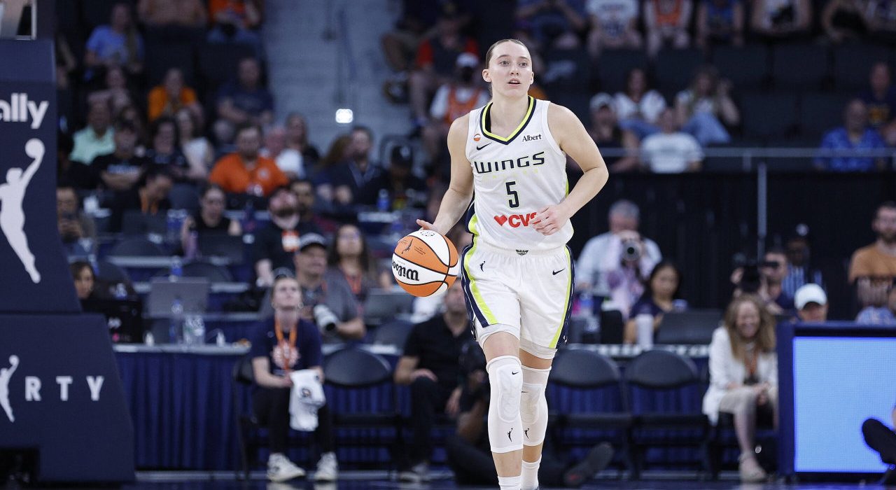 Cameras Capture Paige Bueckers’ Immediate Reaction After Connecticut Sun Player Said Something to the Dallas Wings Bench