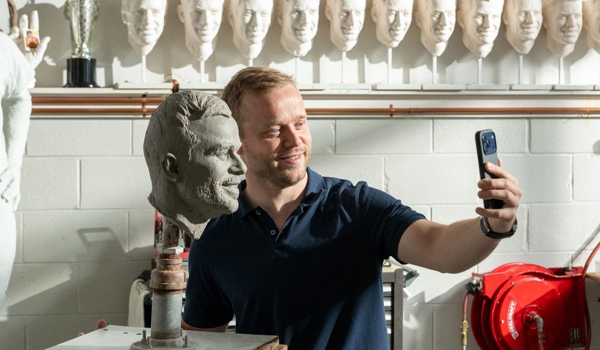 Gallery: Felix Rosenqvist’s likeness immortalized for Borg-Warner Indy 500 trophy