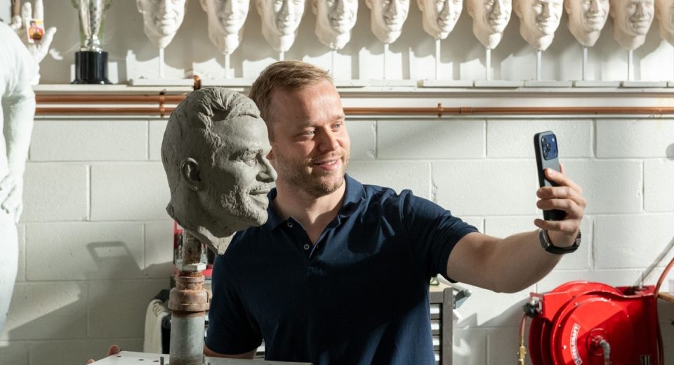 Gallery: Felix Rosenqvist’s likeness immortalized for Borg-Warner Indy 500 trophy