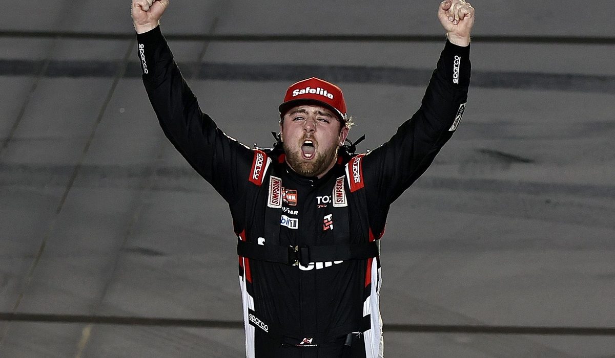Kaden Honeycutt wins incident-free Phoenix NASCAR Truck race, extends points lead