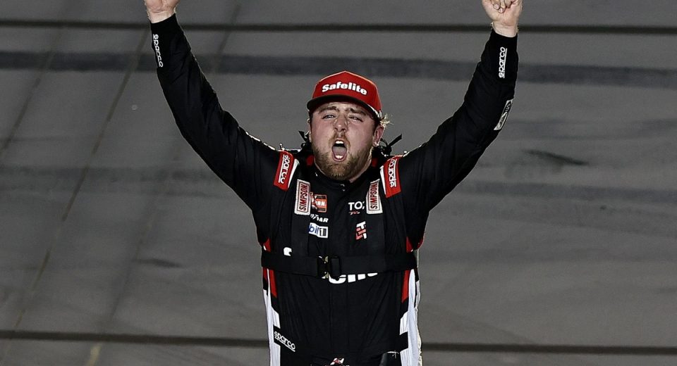Kaden Honeycutt wins incident-free Phoenix NASCAR Truck race, extends points lead
